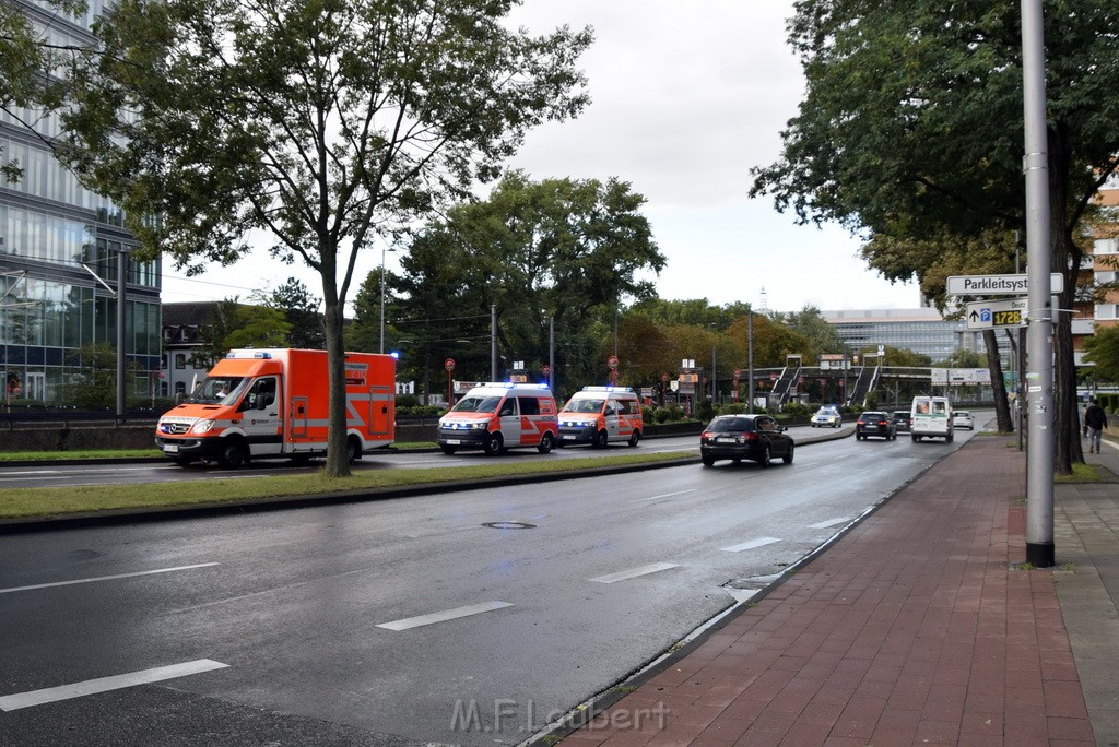 Einsatz BF RTW und 2 NEF Koeln Deutz Deutzer Freiheit P01.JPG - Miklos Laubert